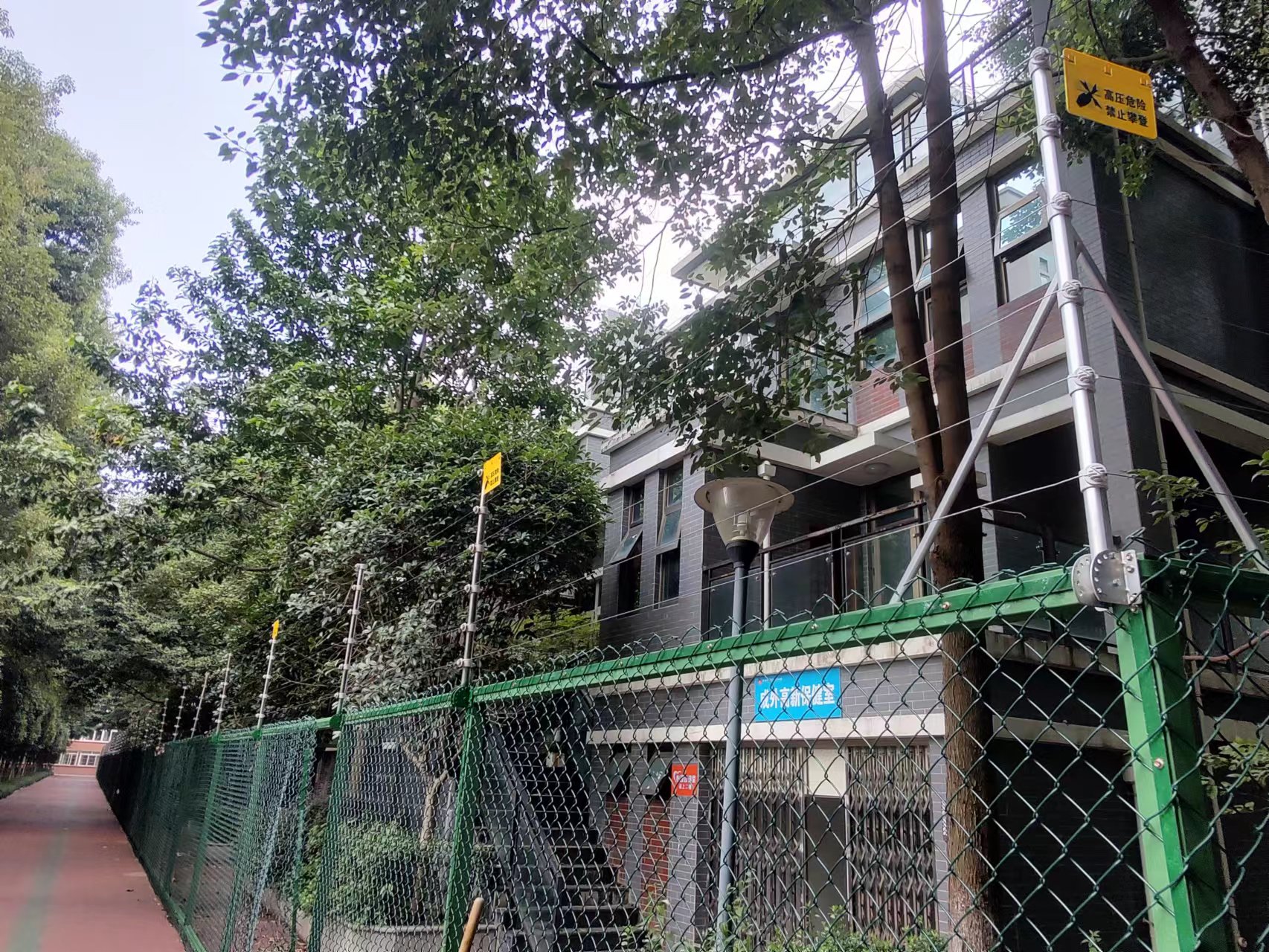 高新成外高級(jí)中學(xué)電子圍欄案例